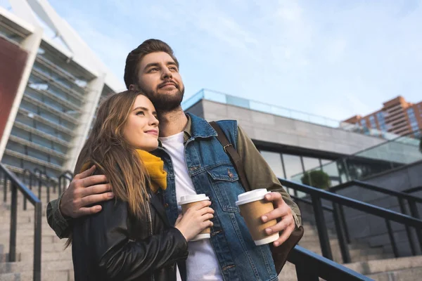 Coppia con caffè per andare in strada — Foto Stock