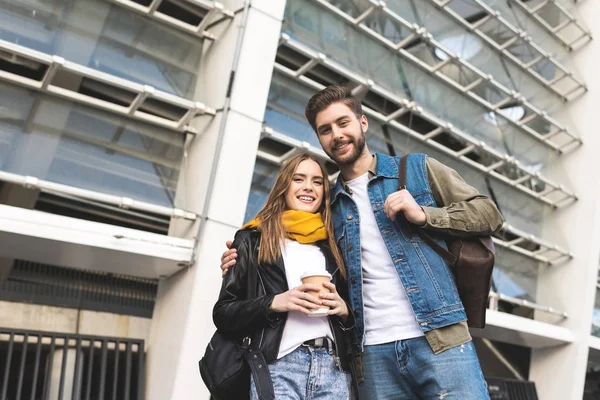 Stilvolles Paar auf der Straße — Stockfoto