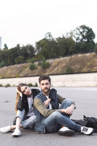 Pareja descansando en el suelo —  Fotos de Stock