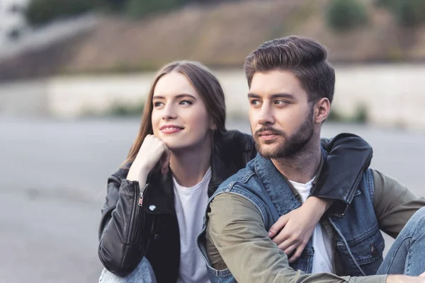 Pareja pensativa mirando hacia otro lado —  Fotos de Stock