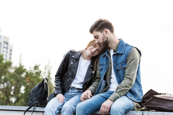 Pareja descansando en parapeto — Foto de Stock