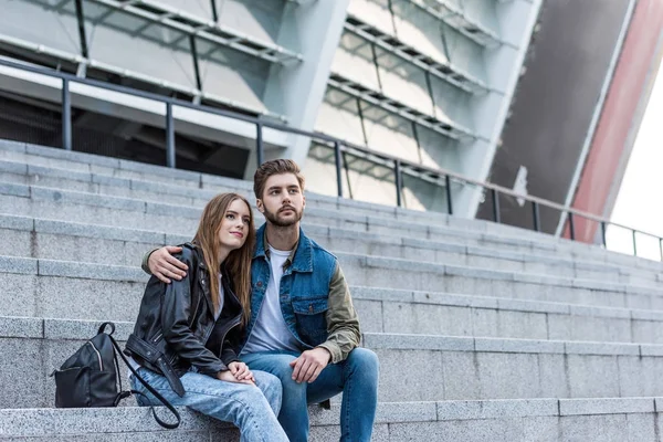 Couple sitting on stairs on street — Stock Photo, Image