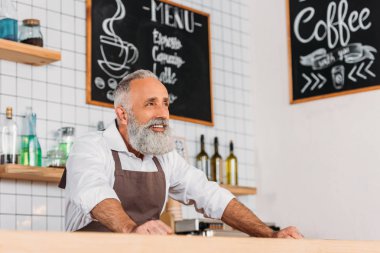 üst düzey alt köşede duran