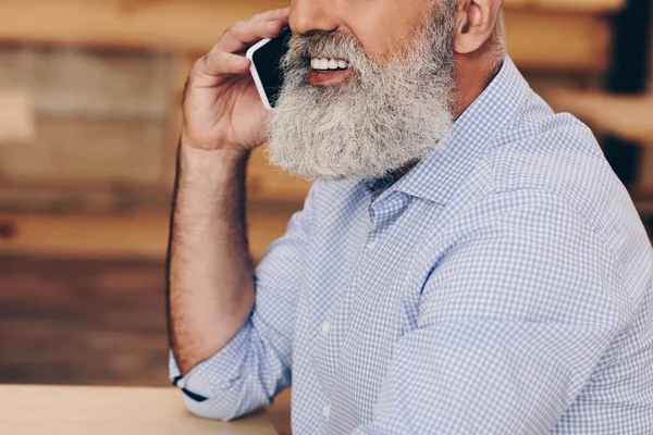 Homem sênior falando no smartphone no café — Fotografia de Stock