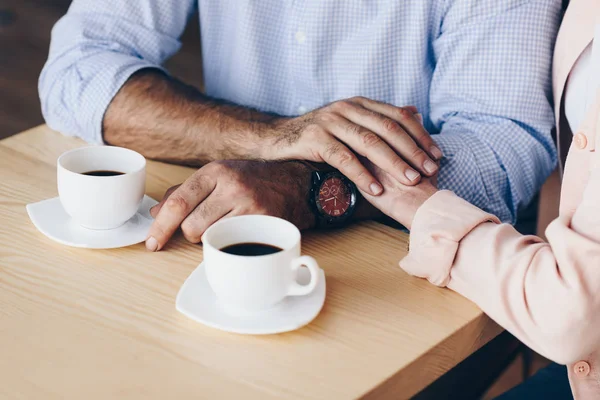 Casal à mesa com xícaras de café — Fotografia de Stock