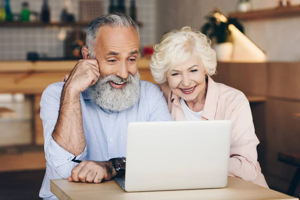 Senior couple with laptop in cafe — Stock Photo, Image