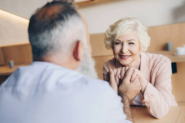 Senior couple holding hands — Stock Photo, Image