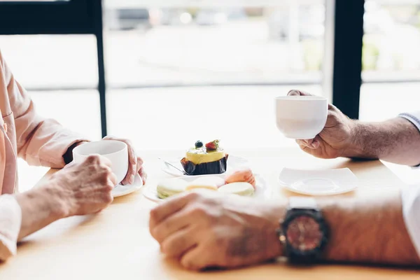 Pareja mayor con tazas de café — Foto de Stock