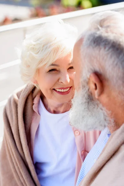 Gelukkig senior vrouw op zoek naar man — Stockfoto