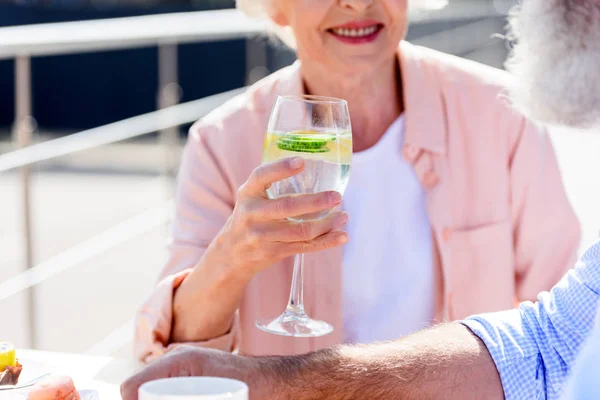 Mujer mayor con bebida — Foto de stock gratuita