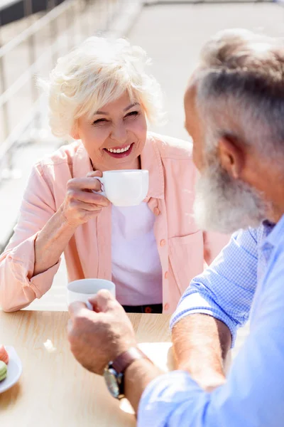 Senior couple drinking coffee — Stock Photo, Image