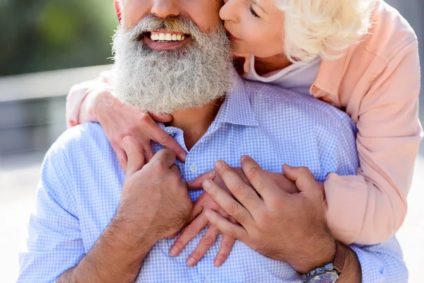 Senior woman kissing husband — Stock Photo, Image