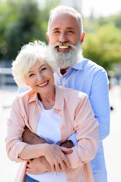 Senior man knuffelen vrouw — Stockfoto