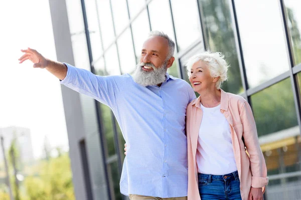 Hombre mostrando algo a la esposa — Foto de Stock