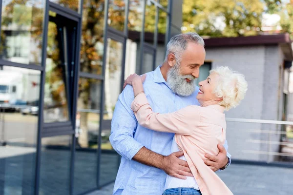 Pareja mayor abrazándose entre sí — Foto de Stock