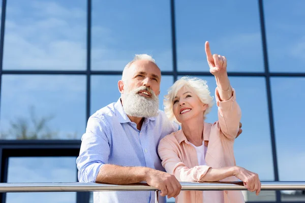 Mujer mostrando algo a marido — Foto de Stock