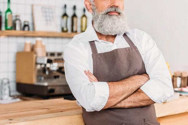 Trabajador senior de pie en el mostrador — Foto de Stock