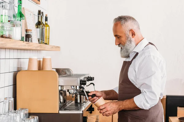 Barista fazendo café — Fotografia de Stock