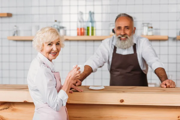 Senior worker with cup of coffee — Free Stock Photo