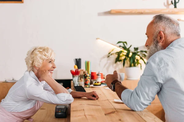 Café arbetare och besökaren har konversation — Stockfoto