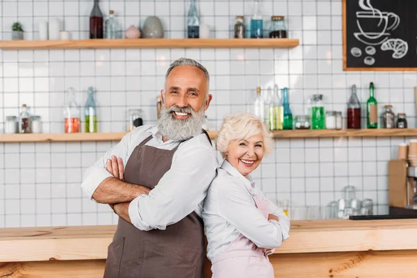 Coffee shop owners standing at counter — Stock Photo, Image