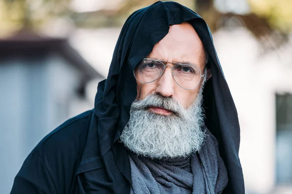 Hombre mayor de moda en la calle — Foto de Stock