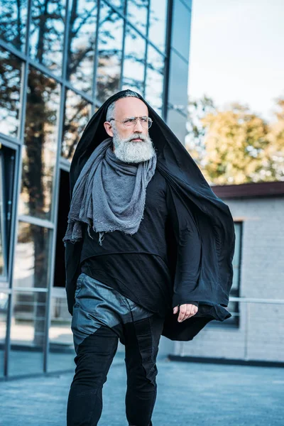 Hombre mayor de moda en la calle — Foto de stock gratis