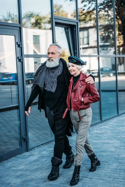 Стильная старшая пара, идущая по улице — стоковое фото