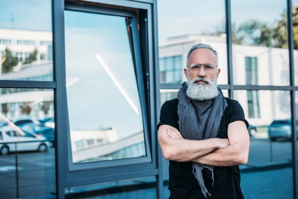 Senior man with arms crossed — Stock Photo, Image