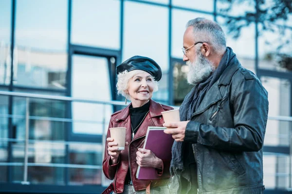 Elegante pareja de ancianos en la calle — Foto de Stock