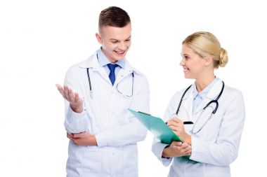 iki doktor stetoskoplar ile