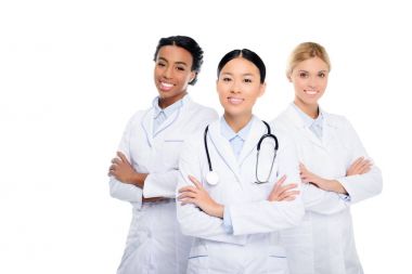 çapraz kolları olan çok ırklı doktorlar