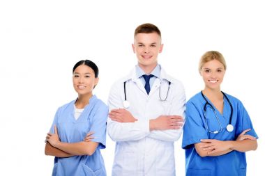 cerrahlar ve çapraz kolları olan doktor