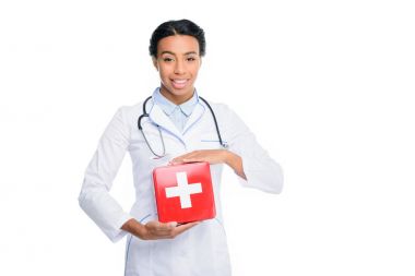 ilk yardım kiti ile Afrika kökenli Amerikalı doktor