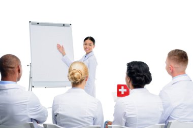 Asyalı doktor ilk yardım kiti sunmak