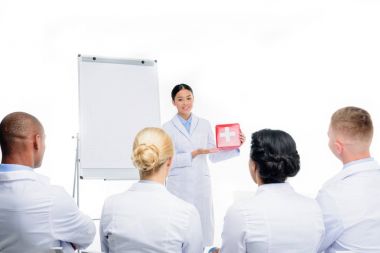 Asyalı doktor ilk yardım kiti sunmak