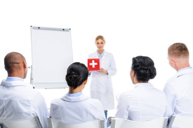 ilk yardım seti sunan doktor