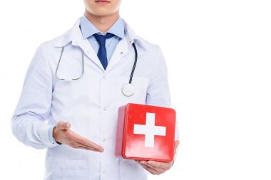 ilk yardım seti sunan doktor