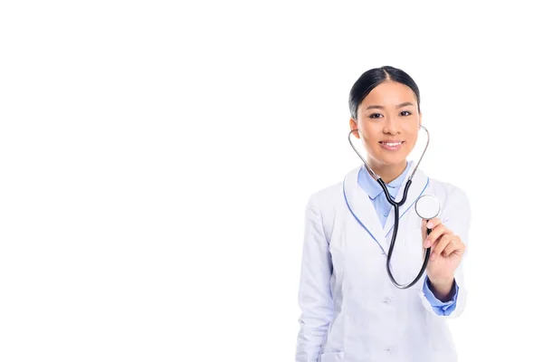 Médico asiático con estetoscopio — Foto de Stock