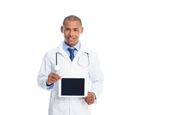 Afro-Amerikaanse arts met tablet — Stockfoto