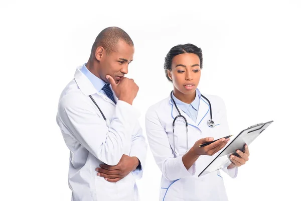 Médicos afro-americanos com diagnóstico — Fotografia de Stock
