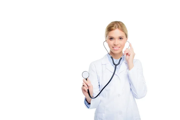 Kvinnlig läkare med stetoskop — Gratis stockfoto