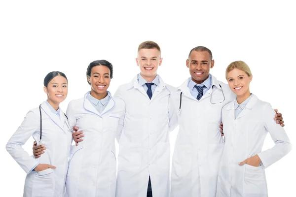 Обнимать врачей в белых халатах — стоковое фото