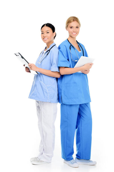 мультиэтнические хирурги со стетоскопами
