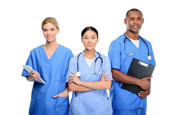 хирурги с буфером обмена и цифровым планшетом
