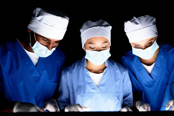 Cirujanos multiétnicos en operación — Foto de Stock