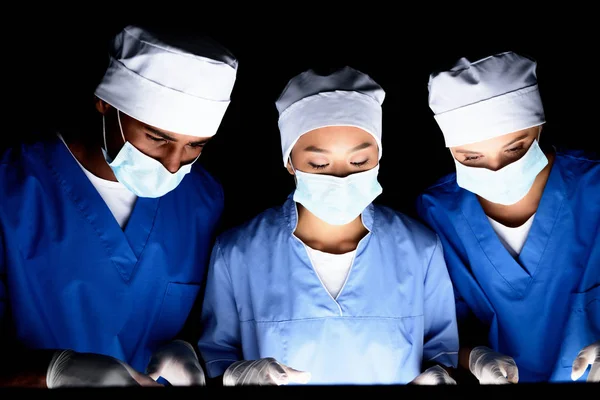 Multiethnic surgeons on operation — Stock Photo, Image