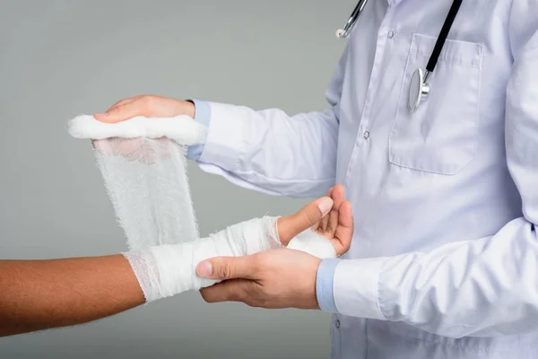 Médico colocando bandagem na mão — Fotografia de Stock