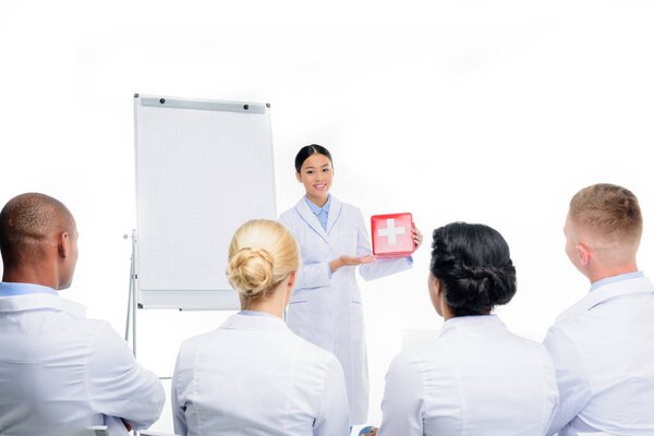 Азиатский врач представляет набор первой помощи
