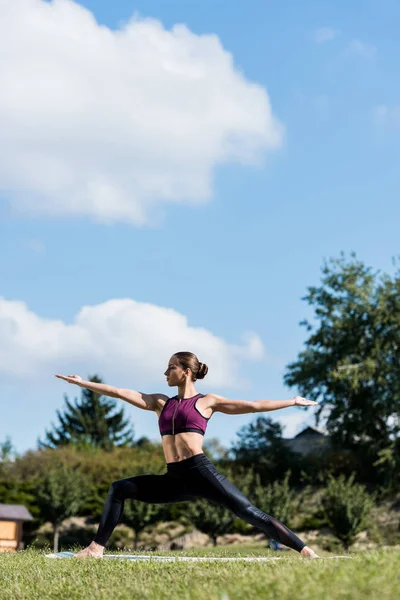 Femme en posture guerrière — Photo